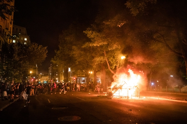 5월 31일(현지 시각) 미국 주요 도시에서 통행금지령이 발동되고 경찰의 최루탄 발사가 시작된 가운데, 미국 워싱턴 백악관에서 한 블록 떨어진 거리에서 조지 플로이드의 사망에 항의하는 시위대가 불을 질렀다. [사진 = 연합뉴스]