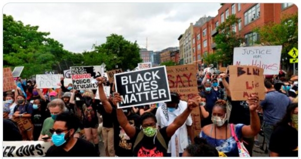 시위는 보스턴으로도 이어졌다. 전날 “경찰의 만행과 조지 플로이드 살해에 항의하기 위한 집회”가 보스톤 시내에 예약된 것으로 알려진 뒤, 예정대로 1일(현지 시각) 오후 시위가 거행되었다. 사진 트위터 영상 캡처.