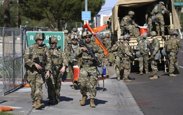 현지시각 2일(화) 애리조나 주 방위군이 애리조나 피닉스 소재 주 의사당 인근 군용 차량에서 하차하고 있다. [사진 = 연합뉴스]