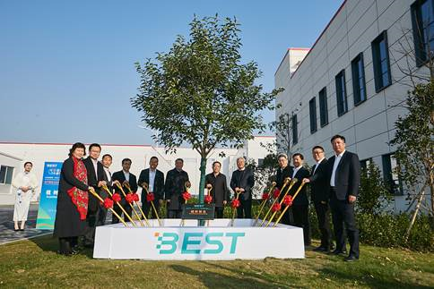 지난해 12월 5일 SK이노베이션이 중국 장쑤성 창저우시에 첫 글로벌 배터리 셀 생산 공장 'BEST' 준공기념 식수를 하고 있다. [사진=SK이노베이션]