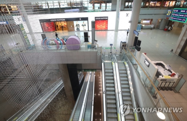 지난달 15일 인천국제공항 1터미널 면세점이 썰렁한 모습을 보이고 있다. [사진=연합뉴스]