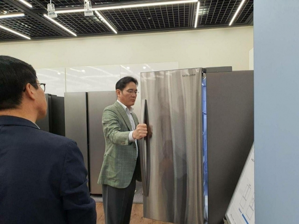 이재용 삼성전자 부회장이 23일 삼성전자 수원 가전사업장을 방문해 냉장고를 살펴보고 있다. [사진=삼성전자 제공]