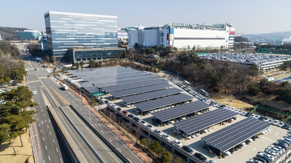 삼성전자 기흥캠퍼스 주차타워에 설치된 총 3600장, 1,500KW 규모의 태양광 발전 시설. [사진=삼성전자 제공]