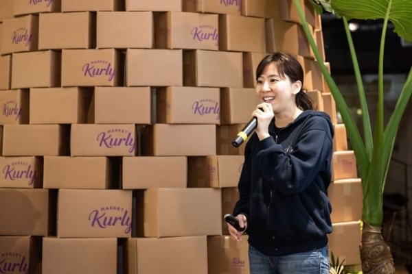 2019년 9월 24일 김슬아 마켓컬리 대표가 서울 도산대로 사옥에서 열린 ‘올페이퍼 챌린지 기자간담회’에서 포장재 소재 종이 전환 계획을 설명하고 있다. 사진 = 마켓컬리