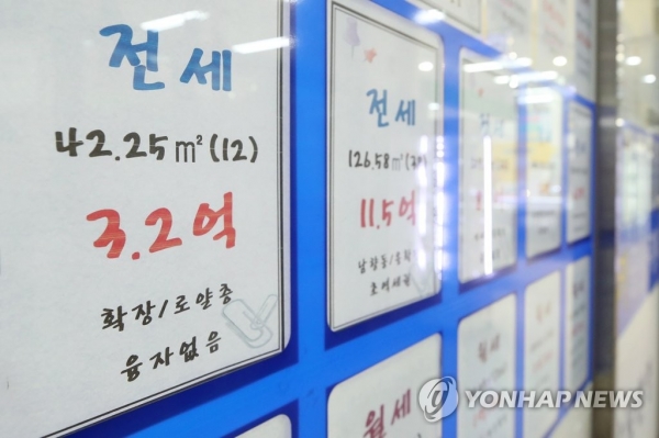 서울이 한 중개업소에 전월세 매물 안내문이 붙어있다. [사진=연합뉴스]