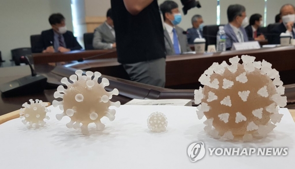 한국화학연구원이 3D 프린터를 이용해 만든 코로나19 바이러스(SARS-CoV-2) 모형이 화학연 회의실에 전시돼 있다. [사진=연합뉴스]