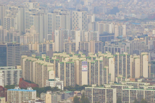 5일 오전 서울 시내의 아파트단지에 뿌연 안개가 끼어있다. [사진=연합뉴스]