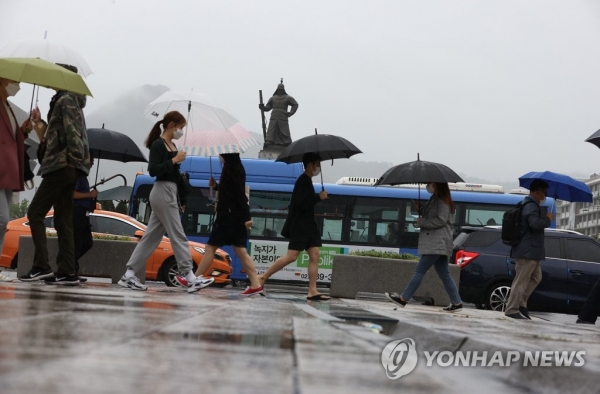 전국적으로 비가 내린 지난 13일 오전 서울 광화문사거리에서 시민들이 우산을 쓰고 걷고 있다. [사진=연합뉴스]