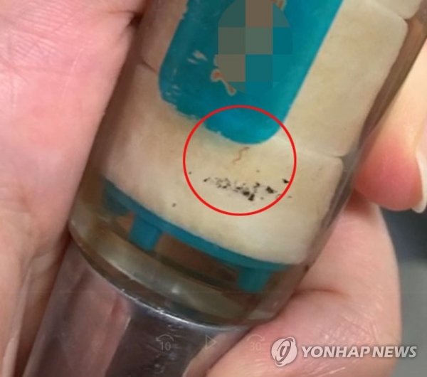 지난 13일 오후 인천시 서구 검암동 한 빌라에 공급된 수돗물에서 발견된 유충. [사진=독자 촬영 제공(연합뉴스)]