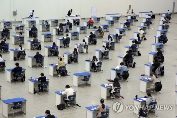 지난 5월 9일 대구 엑스코 실내 전시장에서 열린 경북대학교병원 채용시험에서 응시생들이 3ｍ 간격으로 배치된 책상에서 시험을 치르고 있다. [사진=엑스코 제공/연합뉴스]