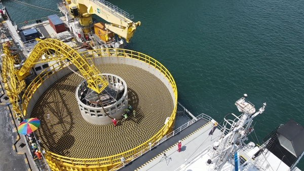 올해 6월 LS전선의 해저 케이블이 강원도 동해항에서 선적되고 있다. [사진=LS그룹]