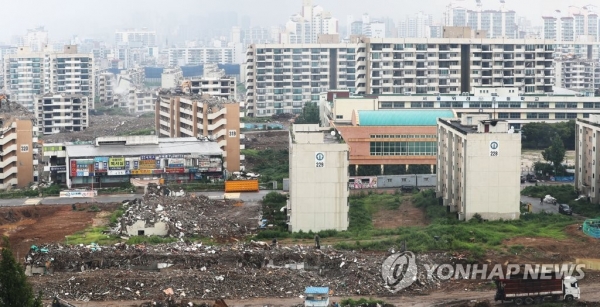철거 공사를 하고 있는 서울 강동구 둔촌 주공 아파트. [사진=연합뉴스]