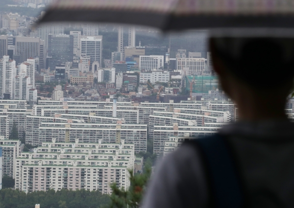 한 시민이 서울 강남구 대치·개포동 일대 아파트를 바라보고 있다. [사진=연합뉴스]