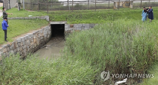 월북한 탈북자 김씨의 가방이 발견된 것으로 추정되는 인천 강화군 강화읍 월곳리의 한 배수로 모습. [사진=연합뉴스]