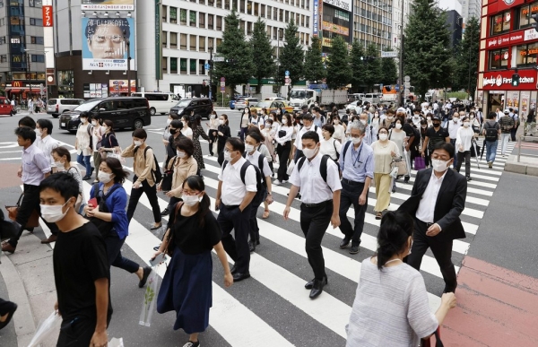 일본 도쿄도 신주쿠구의 횡단보도에서 마스크를 쓴 사람들이 길을 건너고 있다. [사진=연합뉴스]