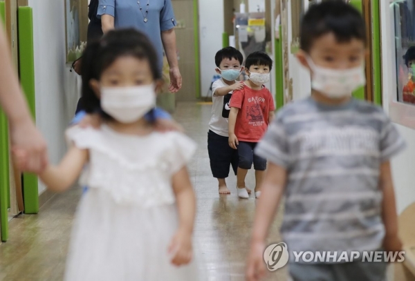 광주 북구청어린이집에서 원생들이 마스크를 쓰고 있다. [사진=연합뉴스]