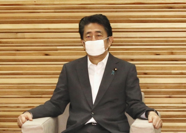 지난달 31일 아베 신조(安倍晋三) 일본 총리가 일본 총리관저에서 각의 참석에 앞서 사진 촬영에 응하고 있다. 사진 속 아베 총리의 모습이 다소 지쳐 보인다. [사진=연합뉴스]