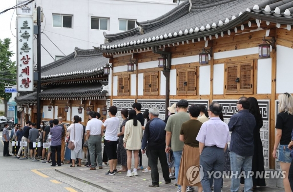 중복(中伏)이었던 지난달 26일 서울 종로구의 한 삼계탕 식당 앞에 손님들이 줄지어 서 있다. [사진=연합뉴스]