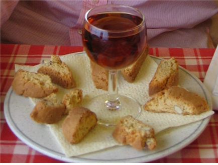 칸투치(Cantucci)와 빈 산토 : 토스카나 지방에서는 아몬드 비스킷인 칸투치에 빈 산토를 찍어 먹는다.