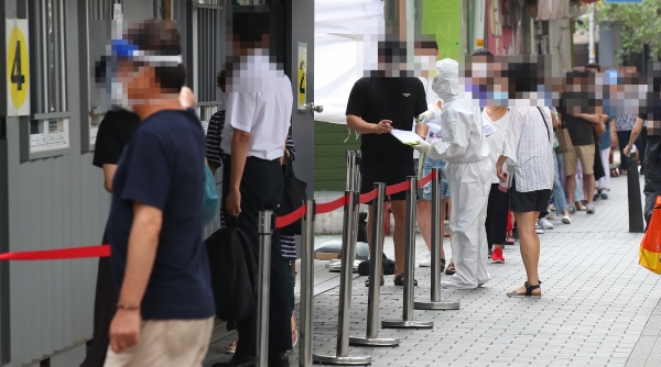 18일 오전 서울 성북구보건소에 마련된 코로나19 임시 선별진료소를 찾은 시민들이 검사 순서를 기다리고 있다. [사진=연합뉴스]