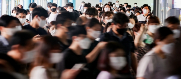코로나19가 수도권을 중심으로 재확산되고 있는 18일 오전 서울 구로구 지하철 1·2호선 신도림역에서 시민들이 마스크를 쓴 채 걸어가고 있다. [사진=연합뉴스]