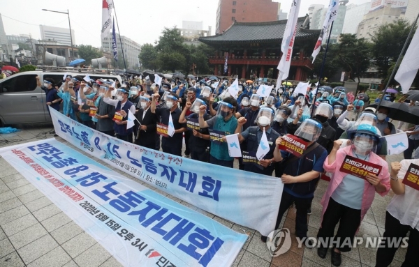 지난 15일 오후 서울 종로구 보신각 앞에서 열린 '민주노총 8·15 노동자대회'에 참석한 조합원들이 구호를 외치고 있다. [사진=연합뉴스]