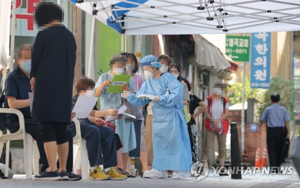 24일 오전 서울 성북구보건소에 마련된 코로나19 선별진료소에서 시민들이 검사를 받기 위해 줄을 서 있다. [사진=연합뉴스]