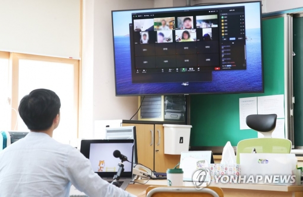 지난 19일 오전 경기도 용인시 한터초등학교에서 교사가 온라인 수업을 진행하고 있다. [사진=연합뉴스]
