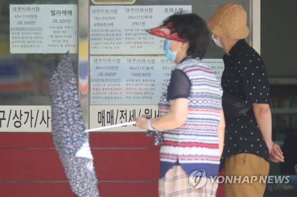 1일 서울 마포구에 한 부동산중개업소 앞에서 시민들이 매물 안내판을 보고 있다. [사진=연합뉴스]
