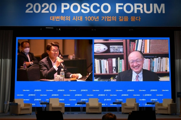 최정우 포스코 회장이 2일 포스코포럼에서 기조강연자인 김용 전 세계은행총재와 화상으로 대화하고 있다. [사진=포스코]
