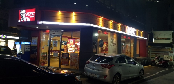새벽 시간대 손님 발길이 끊긴 서울의 한 롯데리아 매장(뉴스퀘스트)