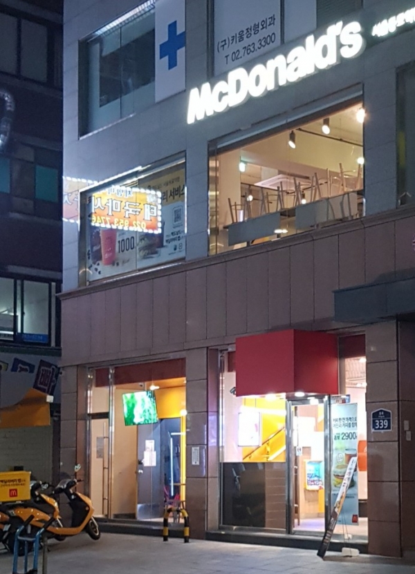 ​새벽 시간대 손님 발길이 끊긴 서울의 한 맥도날드 매장(뉴스퀘스트)​