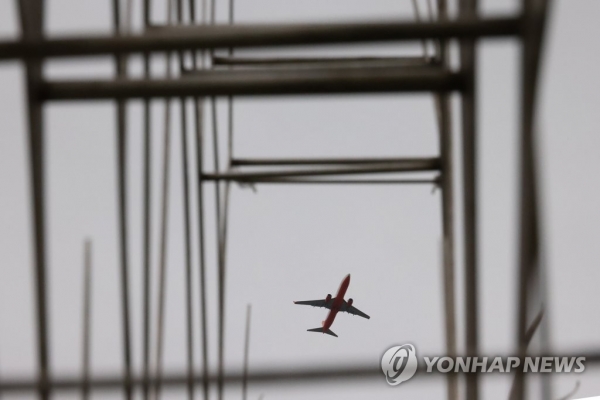 국내에 코로나19가 재확산하면서 일부 국가가 한국발 입국자에 대한 검역 강화에 나서고 있다. 지난달 31일 인천국제공항을 이륙하는 항공기 모습. [사진=연합뉴스]