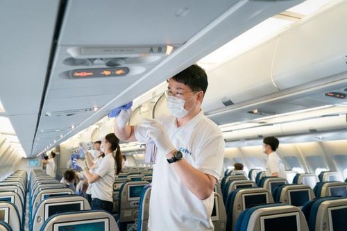 대한항공은 8일부터 마스크 착용을 거부하는 승객에 대해 탑승을 불허키로 했다. 직접 기내 소독 작업을 하고 있는 조원태 회장. [사진=연합뉴스]