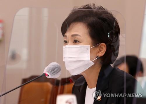 김현미 국토부 장관은 9일 라디오 방송에 출연 '신혼부부와 생애최초 특별공급에 대한 소득요건을 추가로 완하할 방침'이라고 밝혔다.[사진=연합뉴스]