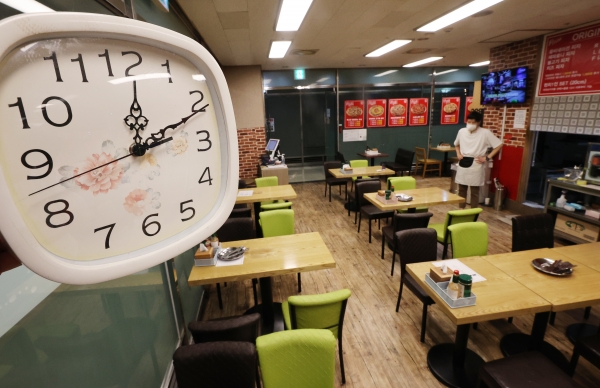 코로나19 재확산에 수도권에서 '사회적 거리두기 2.5단계'가 시행되고 있는 가운데 서울 종로구 한 식당이 점심시간인데도 손님이 없어 썰렁한 모습을 보이고 있다. [사진=연합뉴스]