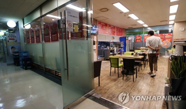 강화된 사회적 거리두기로 재택근무 및 도시락 식사가 늘어나면서 서울 종로구 한 식당이 한산한 모습을 보이고 있다. [사진=연합뉴스]