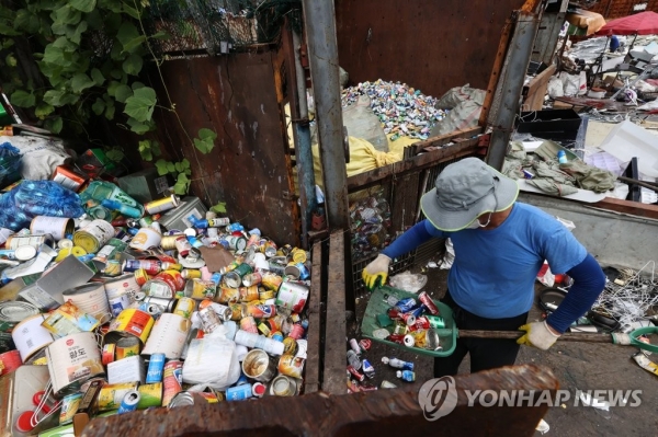 코로나19 확산으로 인한 '언택트' 소비로 재활용쓰레기가 늘어나는 가운데 28일 오후 서울 서초구의 한 재활용수거업체에서 직원이 재활용품을 분류하고 있다. [사진=연합뉴스]
