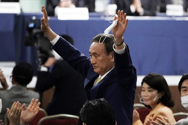 스가 요시히데 일본 관방장관이 14일 열린 자민당 총재선거에서 새 일본 집권당 총재로 선출된 후 손을 들어 보이고 있다. [사진=EPA(연합뉴스)]