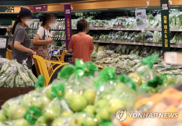 긴 장마 여파로 농산물 가격이 치솟고 있는 가운데 지난달 20일 서울 성동구 이마트 성수점에서 시민들이 채소를 고르고 있다. [사진=연합뉴스]