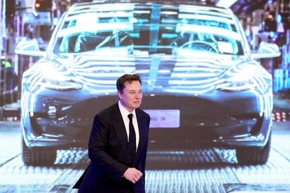 지난 1월 중국 상하이에서 생산하는 테슬라 전기차 ‘모델 Y’ 발표 행사에 참석한 일론 머스크 최고경영자(CEO). 화면에 비친 이미지는 ‘모델 3’. [사진=로이터 연합뉴스]