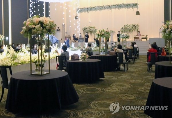 지난 7월 광주광역시 서구의 한 예식장에서 결혼식이 진행되고 있다. [사진=연합뉴스]