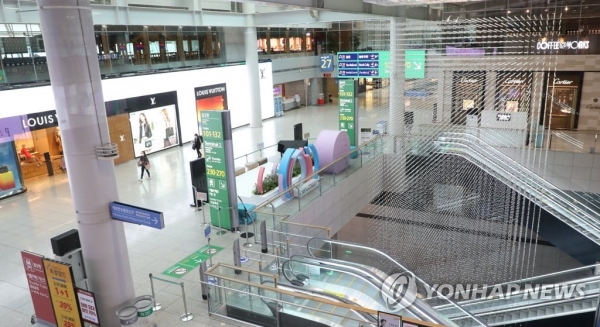 신종 코로나바이러스 감염증 사태로 인해 공항 전체가 썰렁한 모습니다. 사진은 지난 22일 인천국제공항 출국장 면세점. [사진=연합뉴스]