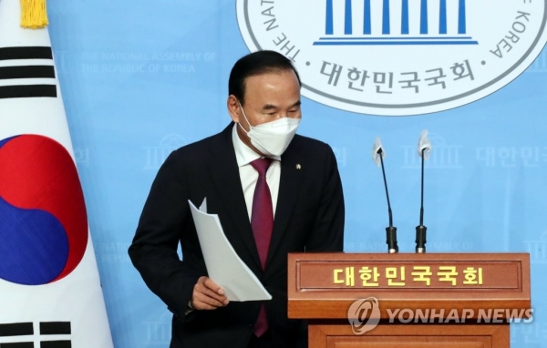 국민의힘 박덕흠 의원이 23일 오후 국회 소통관에서 탈당기자회견에 나서고 있다. [사진=연합뉴스]