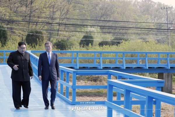 지난 2018년 4·27 남북정상회담 당시 문재인 대통령과 김정은 북한 국무위원장이 판문점 JSA 내 '도보다리'를 함께 걷고 있는 모습. [사진=남북정상회담 홈페이지]