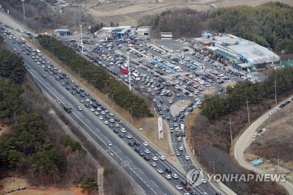 지난 설 연휴 기간 서해안고속도로 군산휴게소에 많은 차량들이 들어서 있다. [사진=전북사진기자단(연합뉴스)]