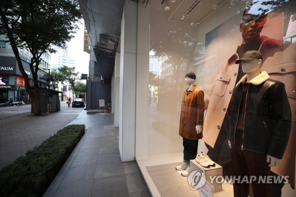 지난 23일 가을옷이 진열된 상점들이 있는 서울 명동거리가 한산하다. [사진=연합뉴스]