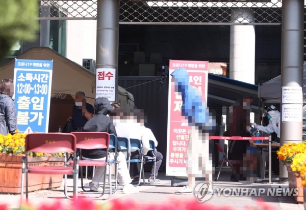 지난 5일 서울 용산구 보건소 코로나19 선별진료소를 찾은 시민들이 검사를 기다리고 있다. [사진=연합뉴스]