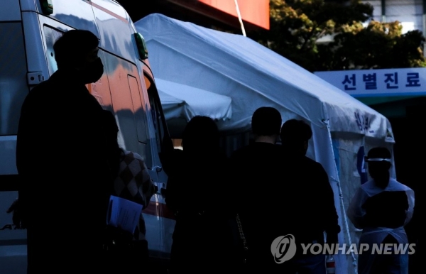 지난 6일 서울 중구 국립중앙의료원 신종 코로나바이러스 감염증(코로나19) 선별진료소를 찾은 시민들이 검체 채취 순서를 기다리고 있다. [사진=연합뉴스]