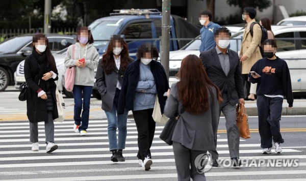 쌀쌀한 날씨를 보이는 13일 오전 서울 송파구 잠실역 사거리에서 출근길 시민들이 발걸음을 옮기고 있다. [사진=연합뉴스]